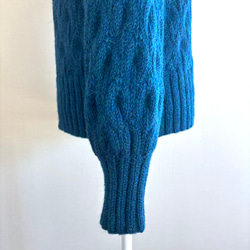暖かさと高級感が魅力の手編み長袖セーター (青) 8枚目の画像