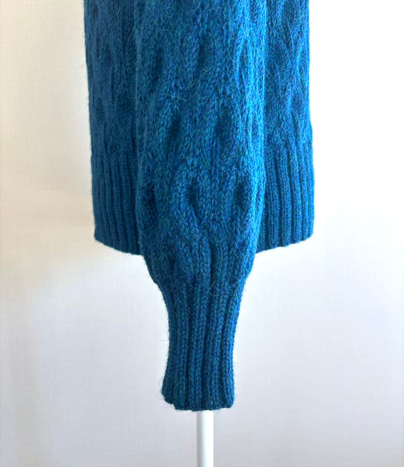 暖かさと高級感が魅力の手編み長袖セーター (青) 8枚目の画像
