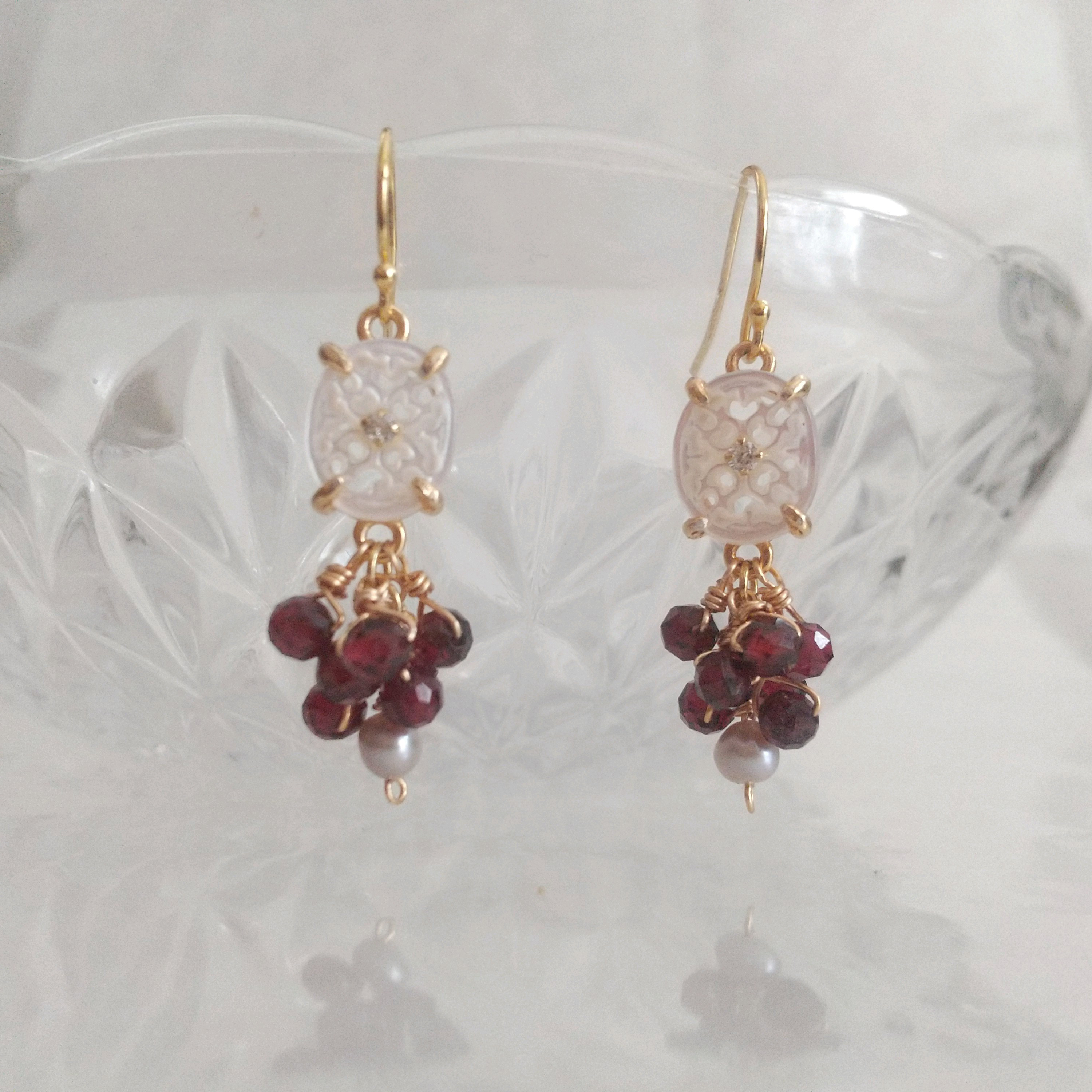 【silver K18gp】 レースの白蝶貝とガーネットピアス