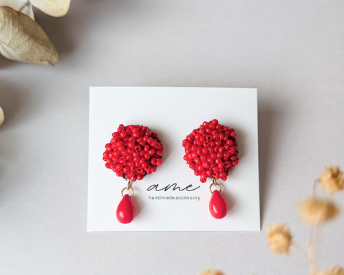 ラスト1点】赤いビーズ刺繍ピアス／ボリューム感と存在感を楽しむ