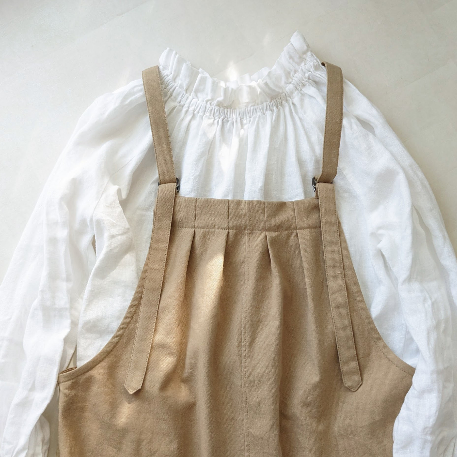 大人のためのサロペットパンツ（キャメルベージュ　コットンツイル）