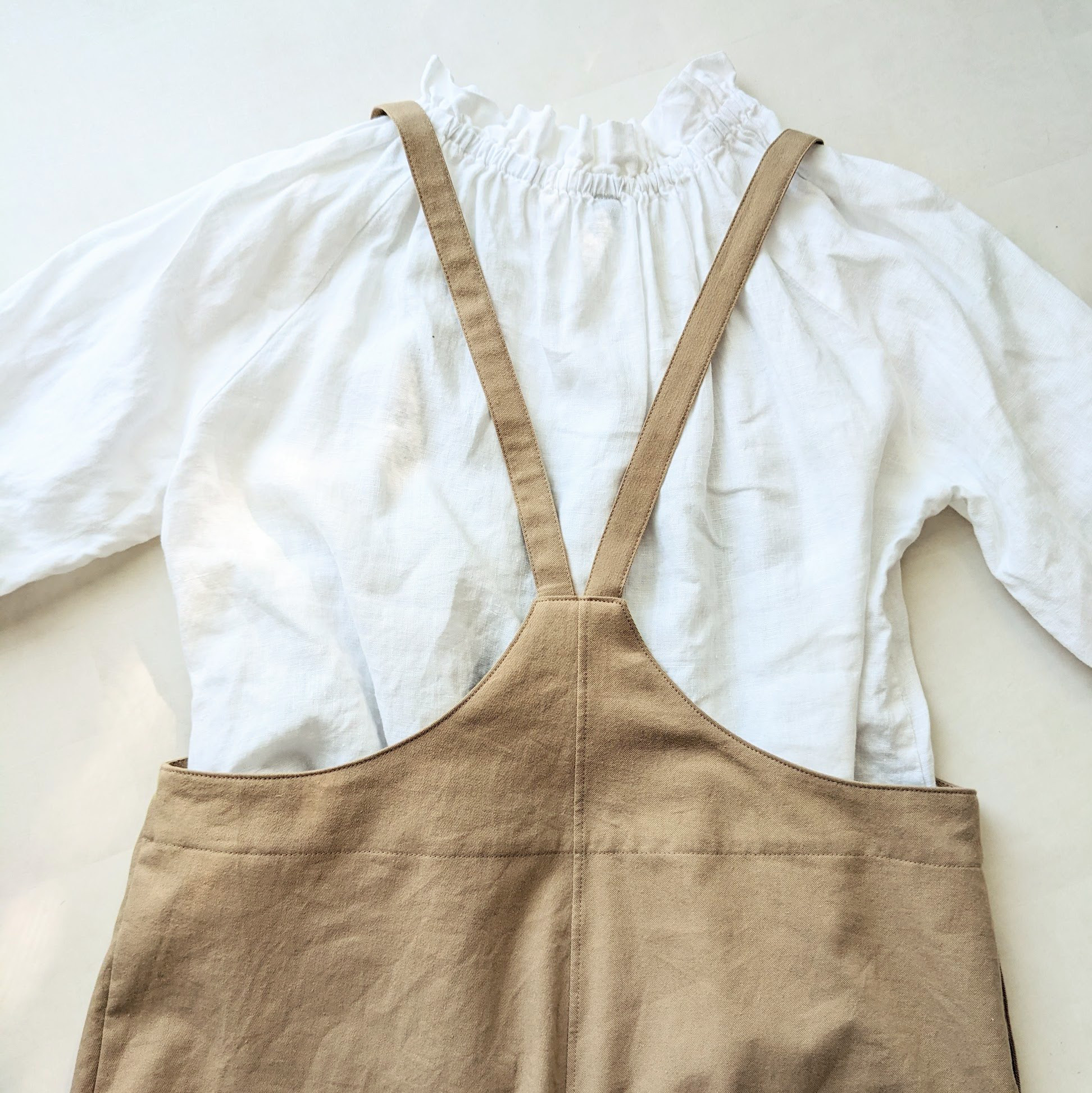 大人のためのサロペットパンツ（キャメルベージュ　コットンツイル）