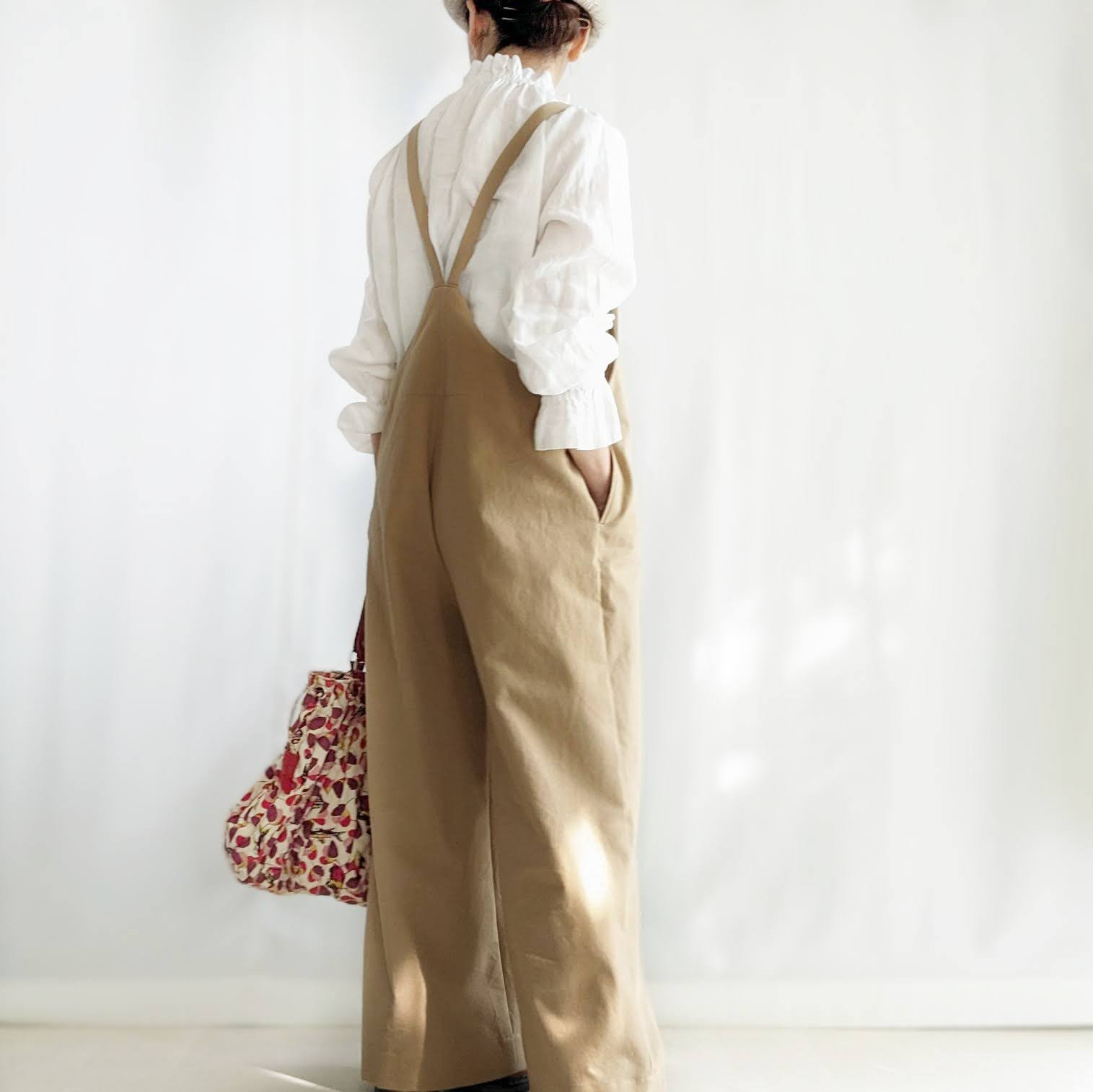 大人のためのサロペットパンツ（キャメルベージュ　コットンツイル）