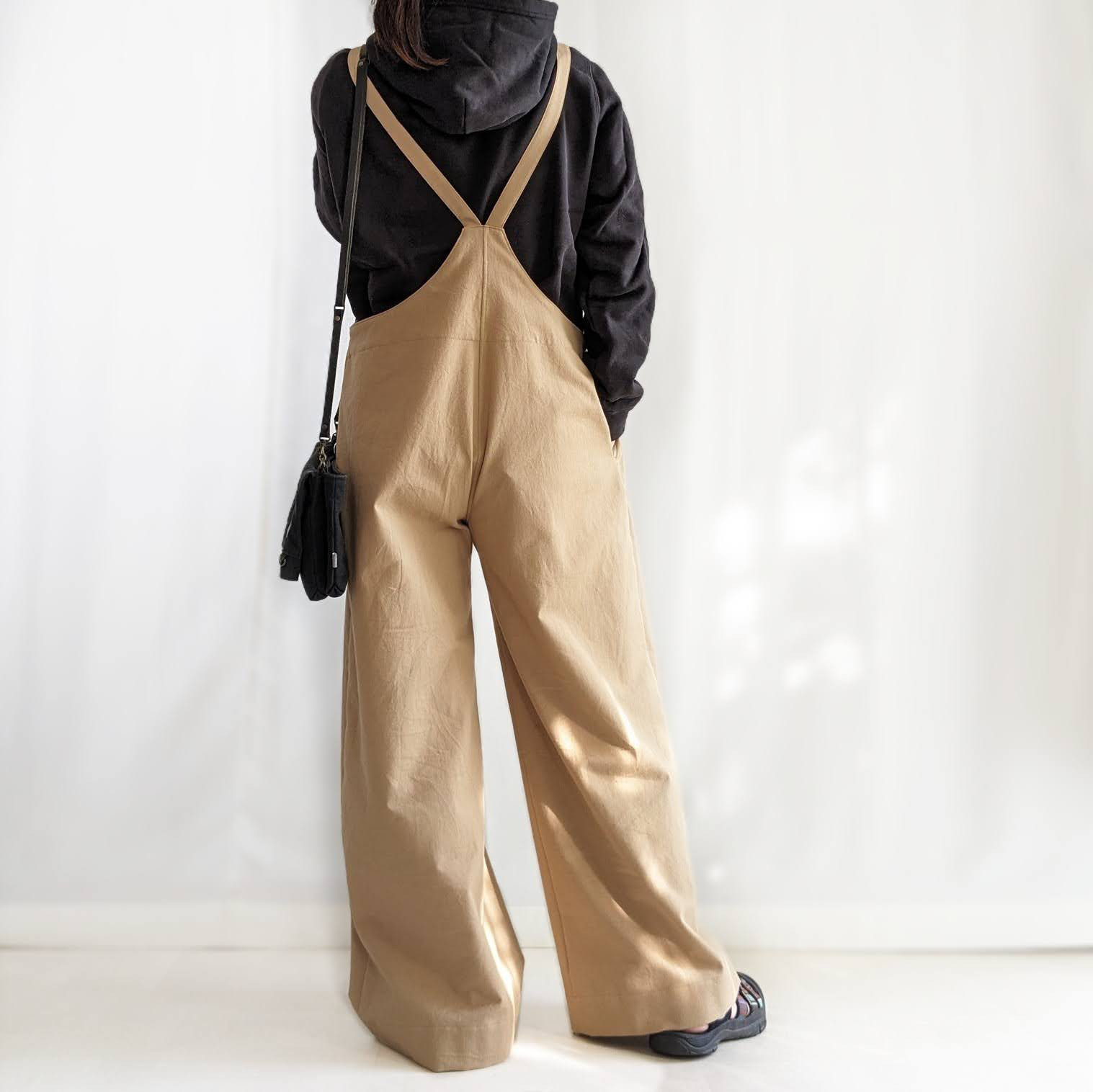 大人のためのサロペットパンツ（キャメルベージュ　コットンツイル）