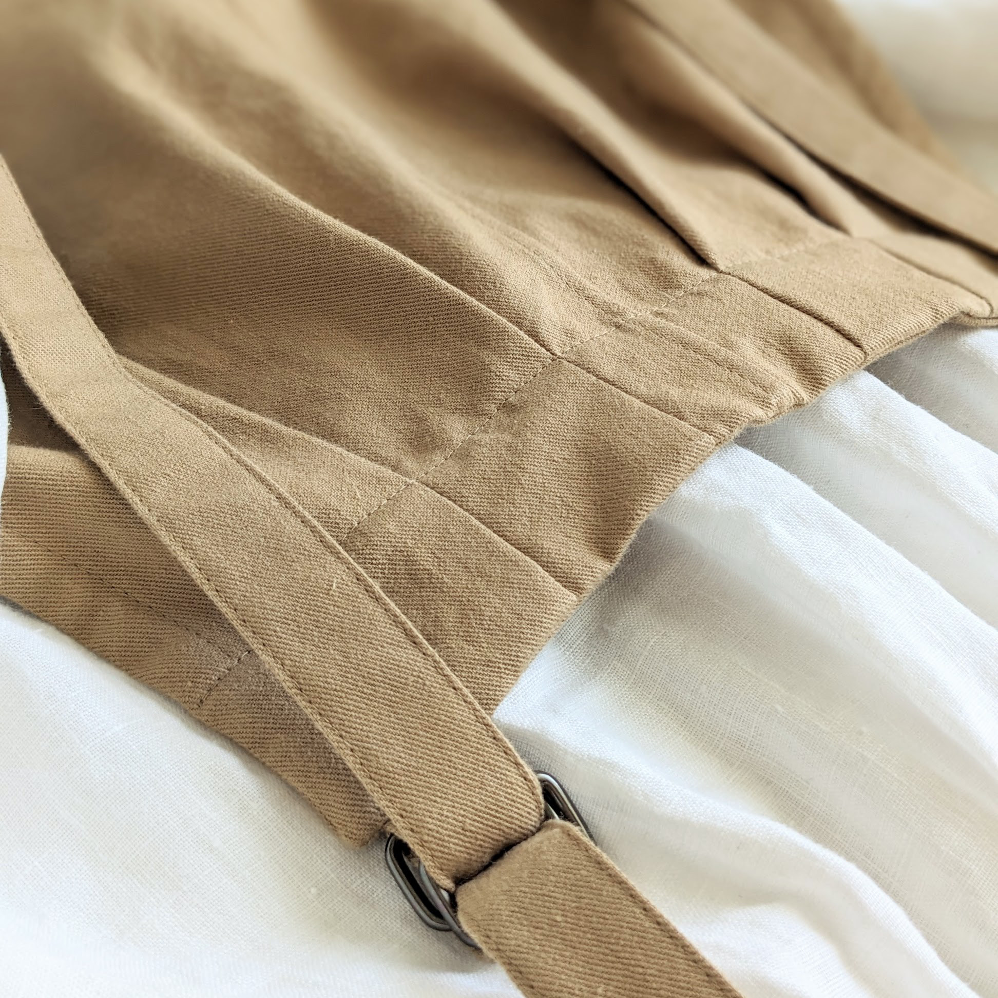 大人のためのサロペットパンツ（キャメルベージュ　コットンツイル）