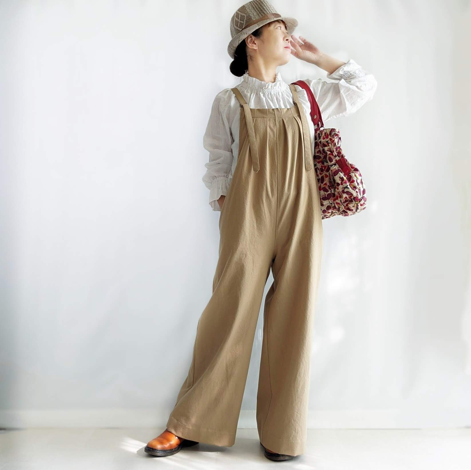 大人のためのサロペットパンツ（キャメルベージュ　コットンツイル）