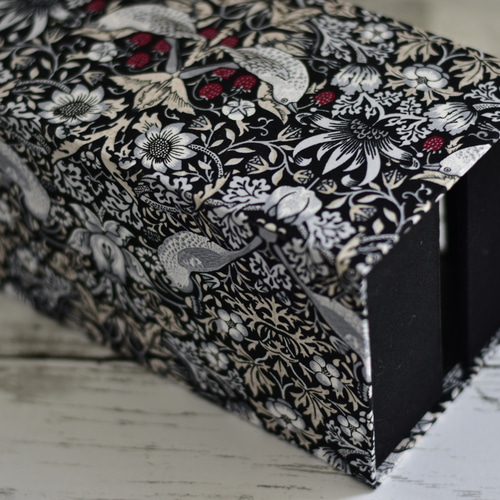 カルトナージュ【英国製ウィリアムモリス生地】茶箱大を用いてのスツール又は物入れ カルトナージュ【英国製ウィリアムモリス生地】茶箱を用いての