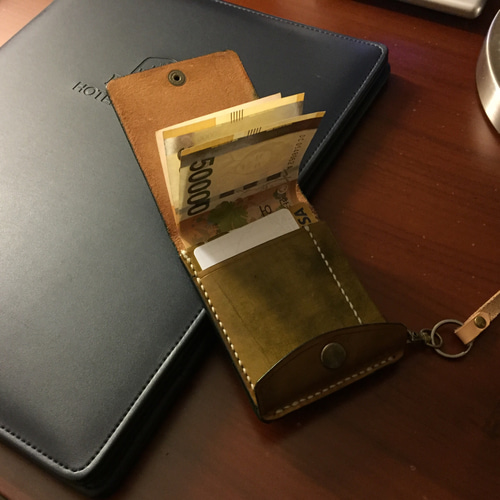 20-60代からのファッション通販  海外旅行用【ｶｰﾄﾞﾎﾟｹｯﾄ3 黒染料oil】小さい紙幣の薄型シンプル札 マネークリップ