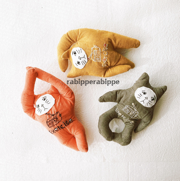 ラジオde体操　こまり顔猫　ぬいぐるみ　３匹セット　刺繍　送料無料　rabippe 1枚目の画像