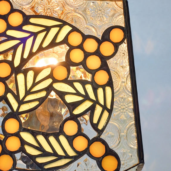 ミモザと花模様ガラスのテーブルライト 5枚目の画像