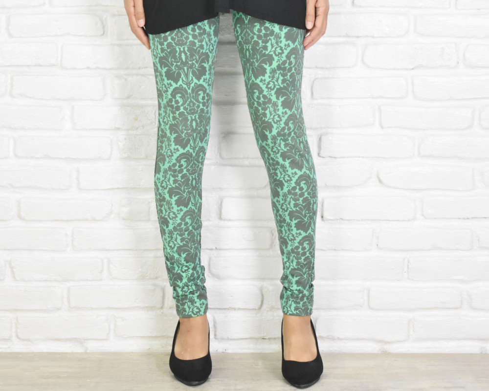 極上の穿き心地！一枚一枚手染めプリントしているレアな作品　アラベスク柄のストレッチレギンスロングパンツ　ライトグリーン