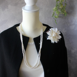 オフホワイトのダリアのコサージュ　アーティフィシャルフラワー　造花　２Way　卒業式　入学式　浴衣　結婚式　フォーマル 2枚目の画像