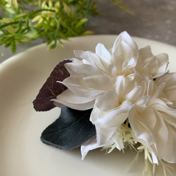 オフホワイトのダリアのコサージュ　アーティフィシャルフラワー　造花　２Way　卒業式　入学式　浴衣　結婚式　フォーマル 6枚目の画像