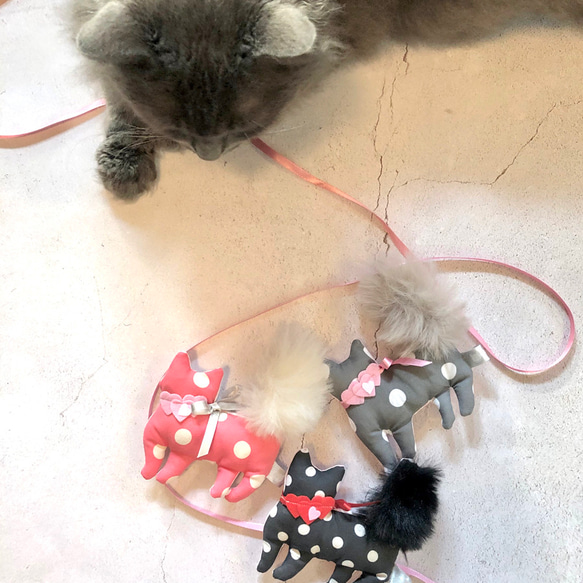 【期間限定！】ねこのneko_バレンタインバージョン　♡ハートスタイ付き　キャットニップ入り　猫のおもちゃ 1枚目の画像