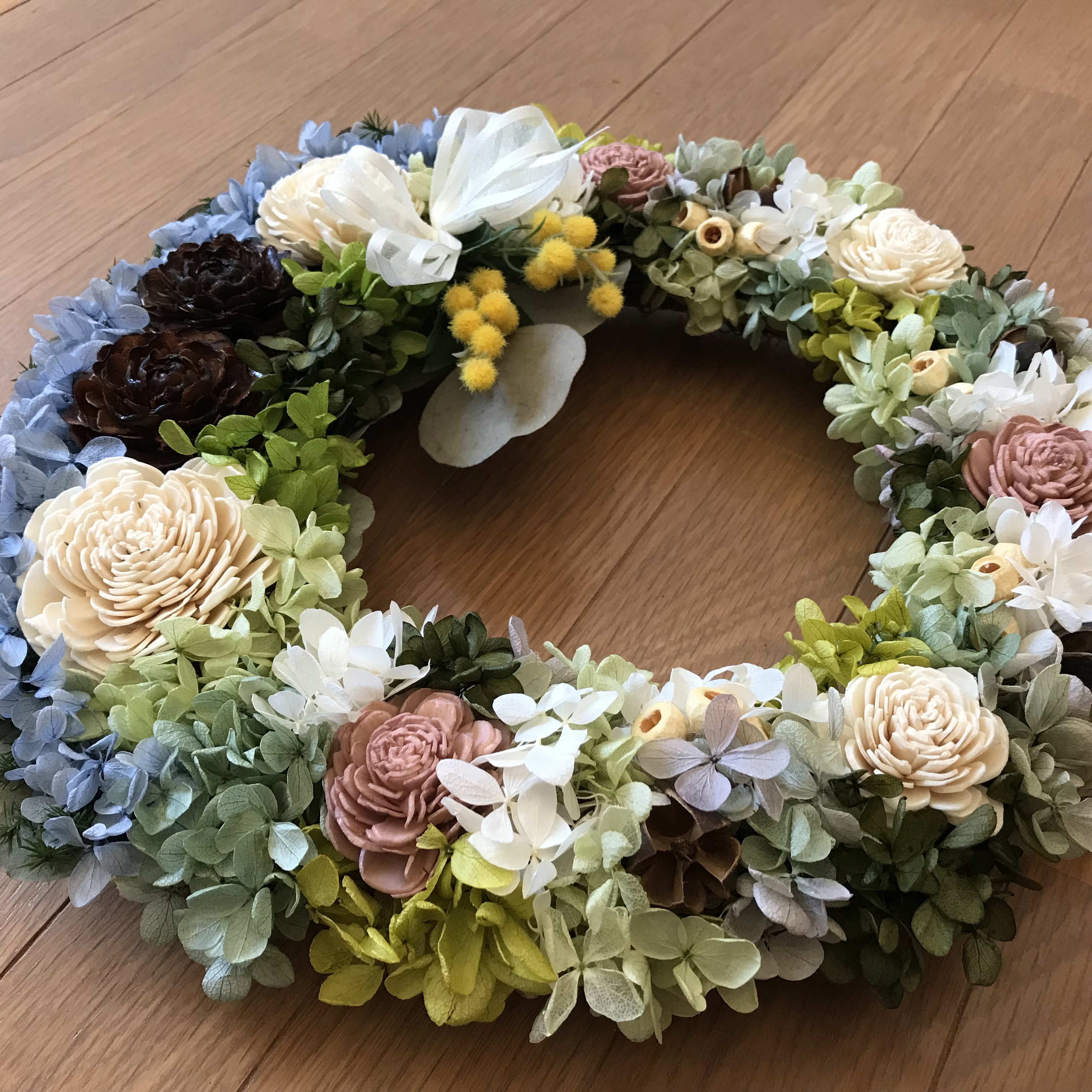《フラワーギフト》シダローズとプリザーブドアジサイの少し大き目のリース 33cm (1点限定）