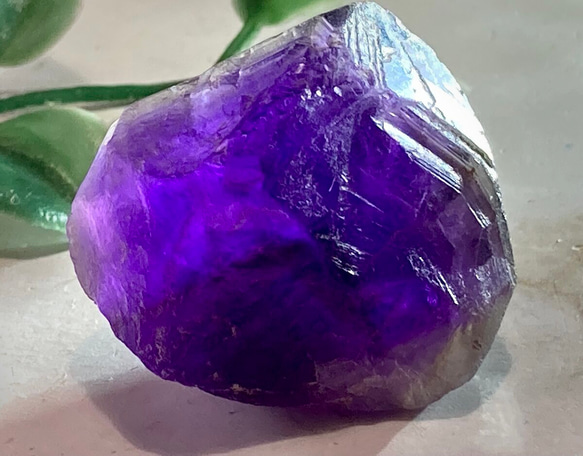 アメジスト笑口 虹入り 縁起物、愛の守護石、真実の愛を守りぬく石、財運を招く アメジスト笑口 虹入り 縁起物、愛の守護石、真実の愛を守りぬく石