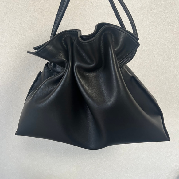 本革　巾着バッグ　ショルダーバッグ　バッグ 2枚目の画像