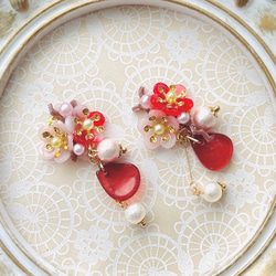 紅白の梅の花とパールの耳飾り  選べるイヤリング／ピアス 1枚目の画像