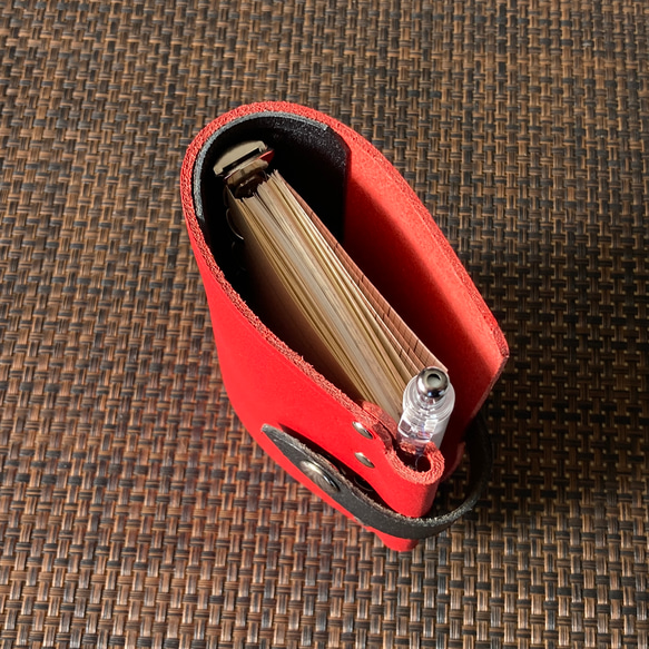 [mini5 R&amp;B 厚皮革] 系統筆記本，附管狀夾夾 SN5-001rbk2 鞣製地板革 紅色和黑色 第2張的照片