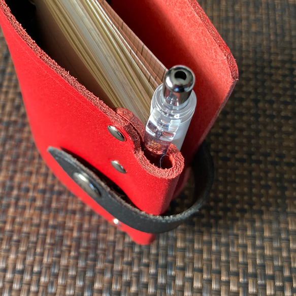 [mini5 R&amp;B 厚皮革] 系統筆記本，附管狀夾夾 SN5-001rbk2 鞣製地板革 紅色和黑色 第1張的照片