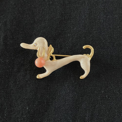 【ぴんく珊瑚】ダックスフンドのブローチ 犬 ベージュ ｐ028 4枚目の画像