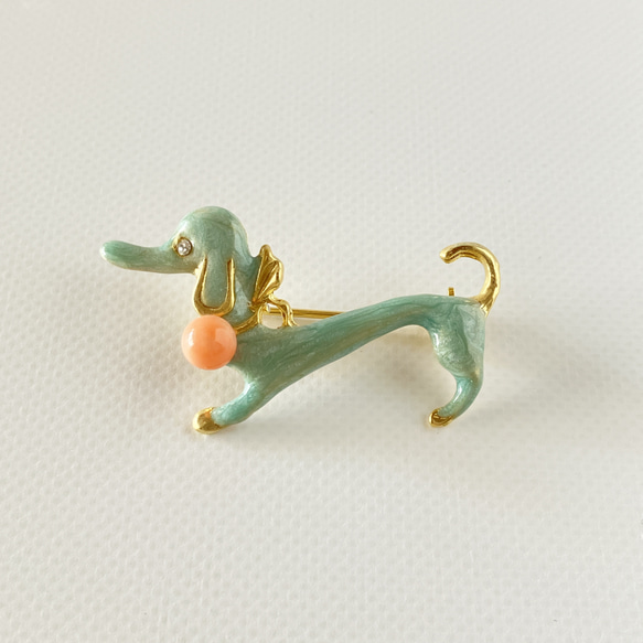 【ぴんく珊瑚】ダックスフンドのブローチ 犬 水色 ｐ029 2枚目の画像