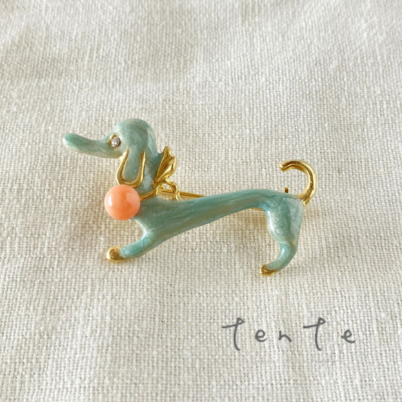 【ぴんく珊瑚】ダックスフンドのブローチ 犬 水色 ｐ029 1枚目の画像