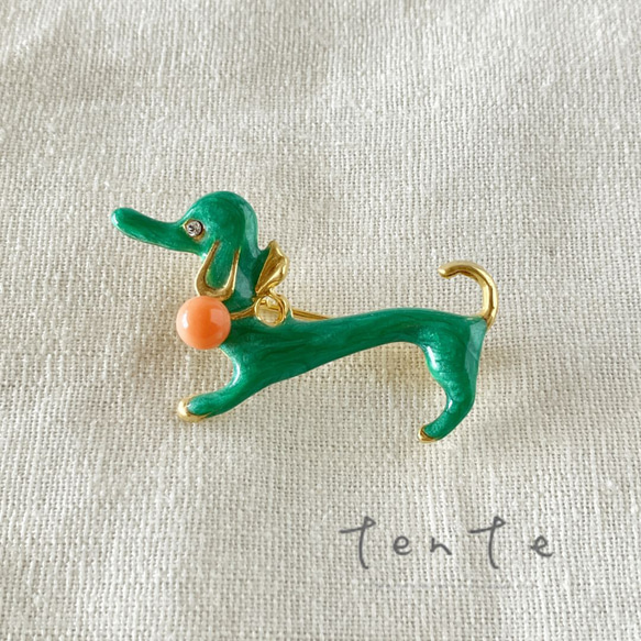 【ぴんく珊瑚】ダックスフンドのブローチ 犬 グリーン ｐ030 1枚目の画像