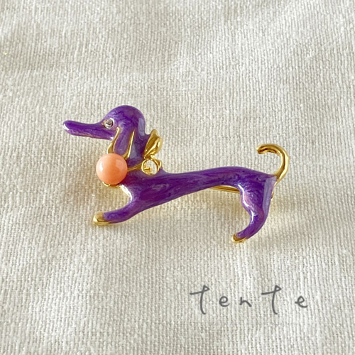 ぴんく珊瑚】ダックスフンドのブローチ 犬 パープル p031 ブローチ