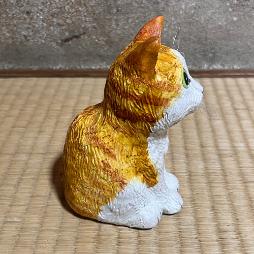 オレンジと白の猫の置物
