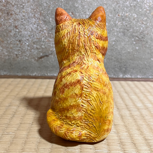 茶トラ猫(樹脂粘土)粘土細工 黄土色と白の猫と茶トラ猫（小）置物＃134（樹脂粘土と新聞紙