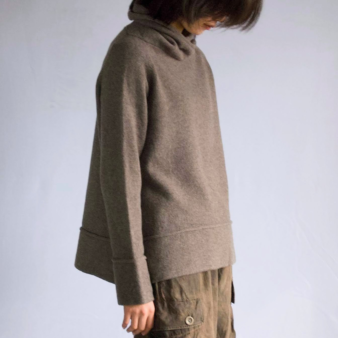 【受注制作】パーカーのようなゆるタートル　ラムズウールのラグランセーター　モカ