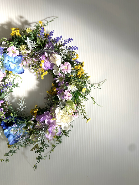 【生花以上　花色−hanairo−の造られた花】たくさんの小花のリース　可愛らしく　華やか　　土台25㌢ 3枚目の画像