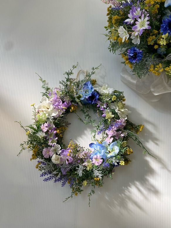 【生花以上　花色−hanairo−の造られた花】たくさんの小花のリース　可愛らしく　華やか　　土台25㌢ 1枚目の画像