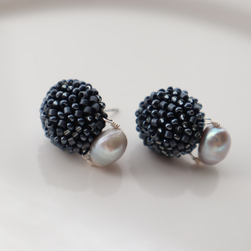 ビーズクロッシェ&淡水バロックパールのピアス/イヤリング(ネイビー 