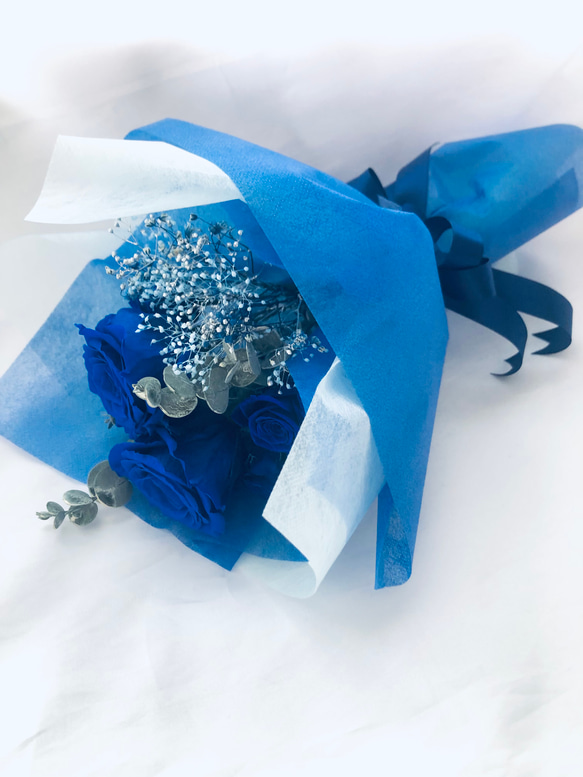 プリザーブドフラワー大輪の青い薔薇とミニ薔薇とかすみ草のふんわり花束8本タイプ（花束ラッピング） 5枚目の画像
