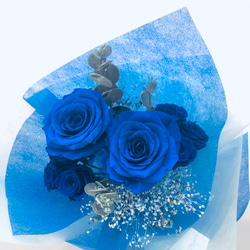 プリザーブドフラワー大輪の青い薔薇とミニ薔薇とかすみ草のふんわり花束8本タイプ（花束ラッピング） 3枚目の画像