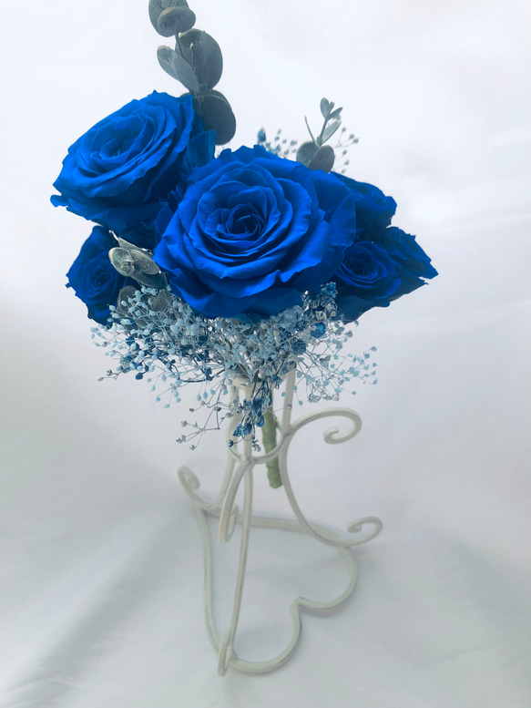 プリザーブドフラワー大輪の青い薔薇とミニ薔薇とかすみ草のふんわり花束8本タイプ（花束ラッピング） 4枚目の画像