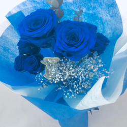 プリザーブドフラワー大輪の青い薔薇とミニ薔薇とかすみ草のふんわり花束8本タイプ（花束ラッピング） 1枚目の画像