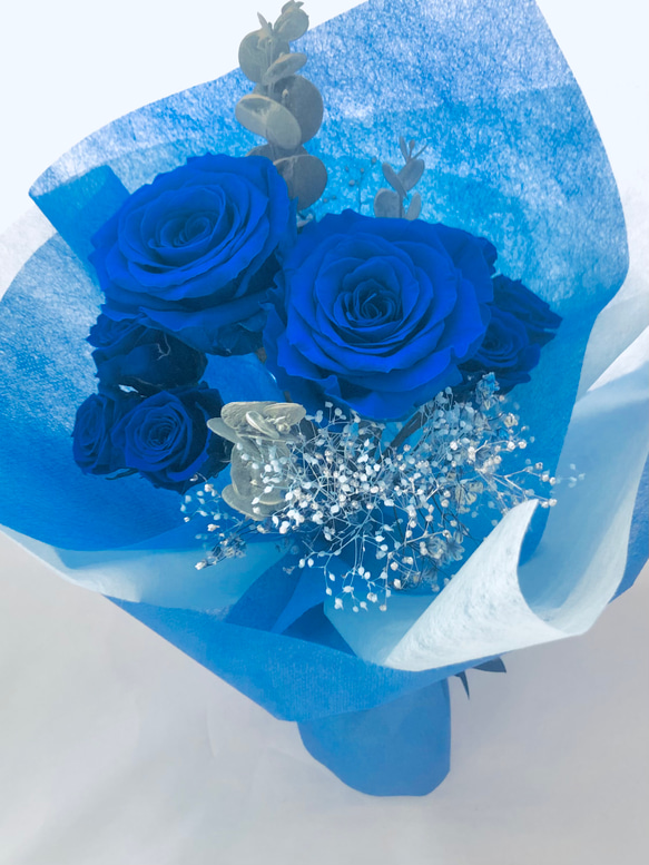 プリザーブドフラワー 花束 青色 プリザーブドフラワー大輪の青い薔薇とミニ薔薇とかすみ草のふんわり