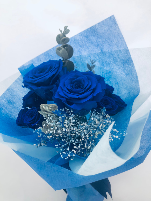 プリザーブドフラワー大輪の青い薔薇とミニ薔薇とかすみ草のふんわり花束8本タイプ（花束ラッピング） 6枚目の画像