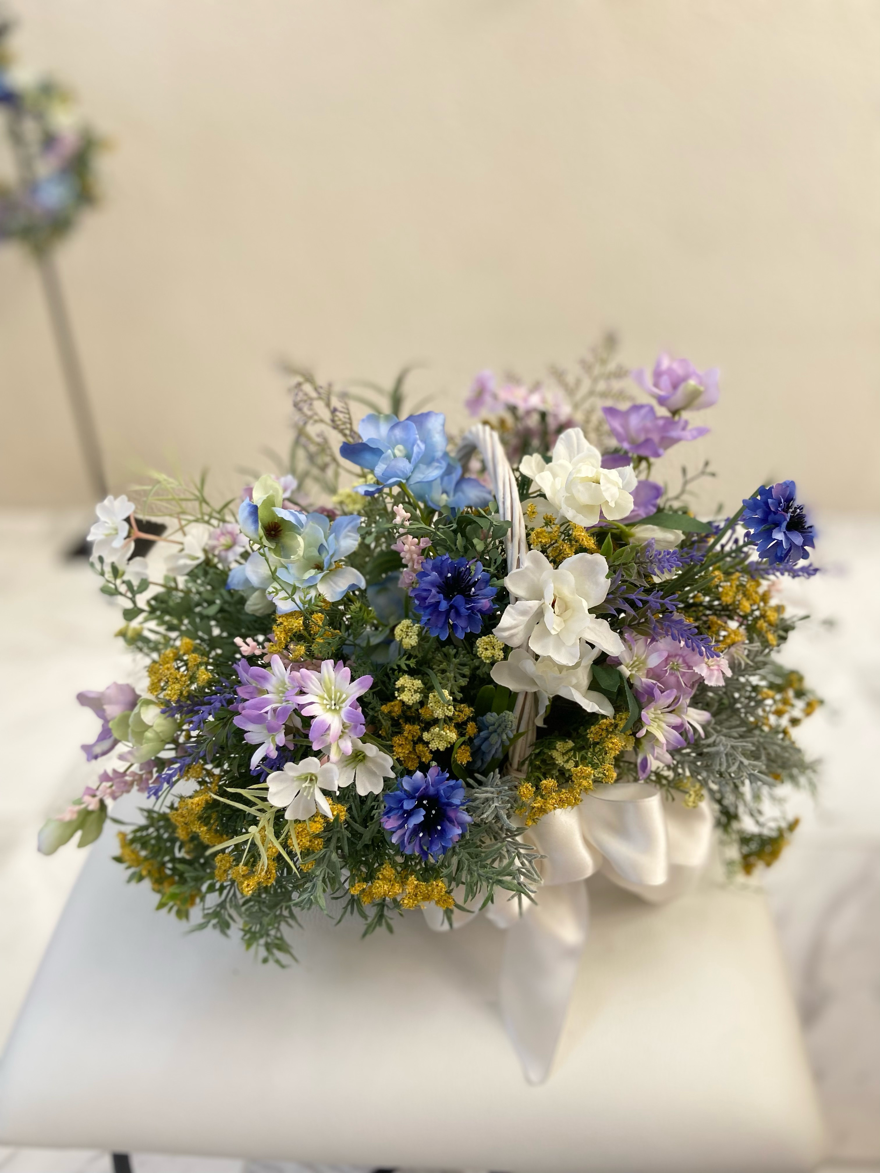 生花以上 花色−hanairo−の造られた花【たくさんのグリーンと小花のバスケットアレンジメント】　可愛らしく華やか