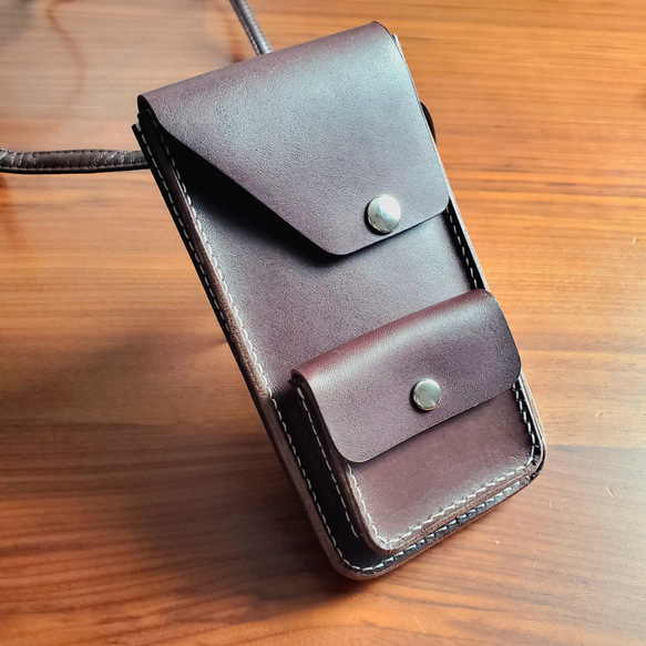 手縫い仕上げの本革製スマホポシェット ショルダーポーチ 背面カード