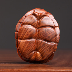 龜の甲羅の木彫り携帯用の小さな吊り下げ クリエイティブな手押し棒 天然の松の木でできた小さな置物· 6枚目の画像