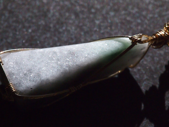 結晶がキラキラの糸魚川翡翠の女神巻き®ペンダントトップ 7枚目の画像