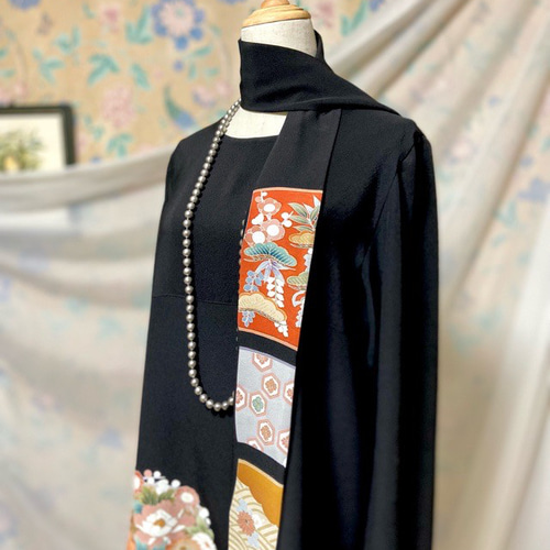 着物リメイク 吉祥紋様 刺繍 四季の花尽し 黒留袖ドレス Aライン 着物リメイク 吉祥紋様 刺繍 四季の花尽し 黒留袖ドレス Aライン