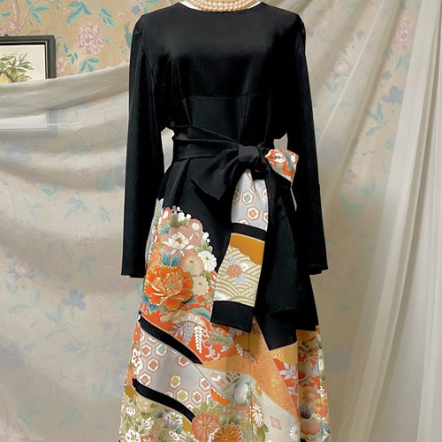 着物リメイク 吉祥紋様 刺繍 四季の花尽し 黒留袖ドレス Aライン