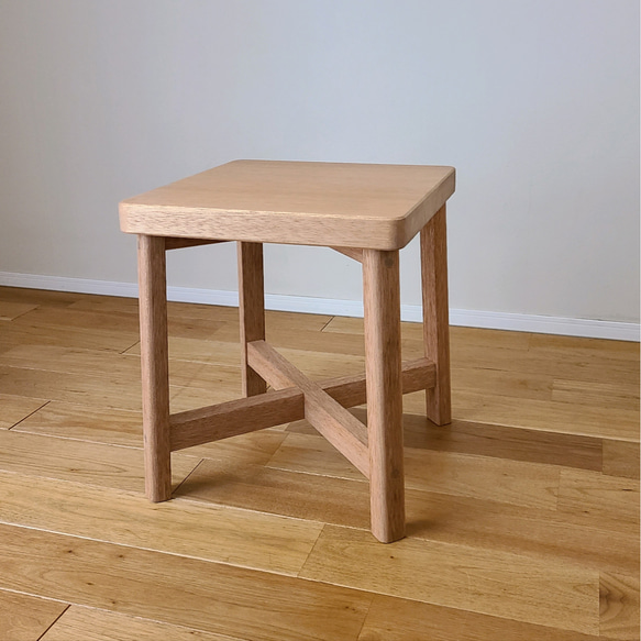 正方形薄茶のスツール　ミニテーブル　一枚板　椅子　花台　作業台　プリンター台　ランドセル置き　無垢　天然　ラワン 2枚目の画像