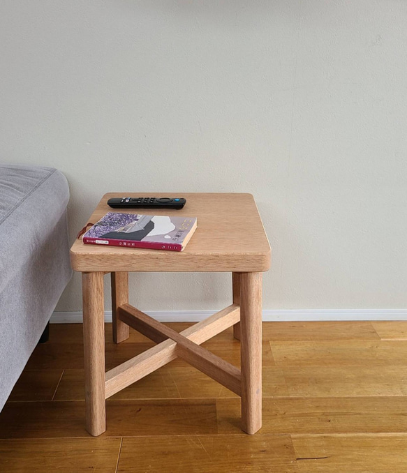正方形薄茶のスツール　ミニテーブル　一枚板　椅子　花台　作業台　プリンター台　ランドセル置き　無垢　天然　ラワン 6枚目の画像