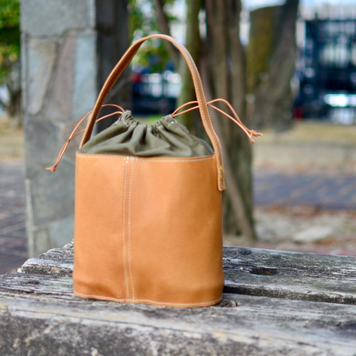 イタリアンレザーとコーデュラ素材を組み合わせた、本革巾着ワンハンド